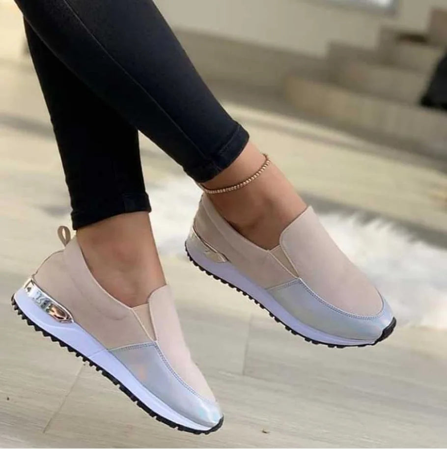 Tênis feminino slip-on de fibra sintética com detalhe metalizado e solado antiderrapante.