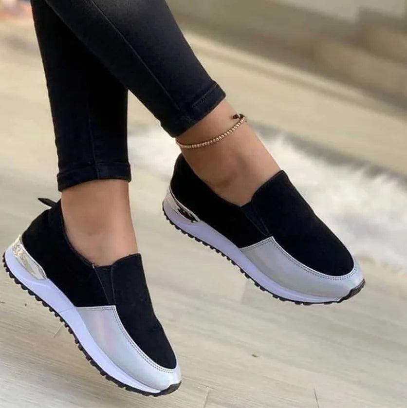 Tênis feminino slip-on de fibra sintética com detalhe metalizado e solado antiderrapante.