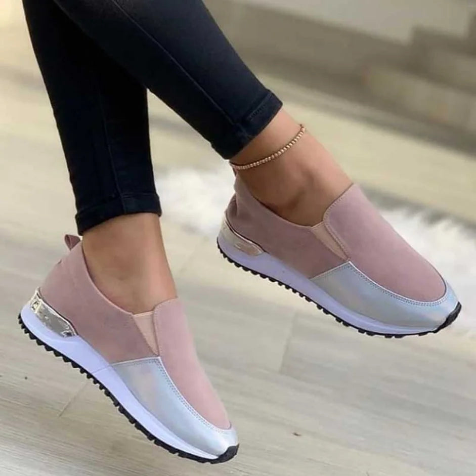 Tênis feminino slip-on de fibra sintética com detalhe metalizado e solado antiderrapante.